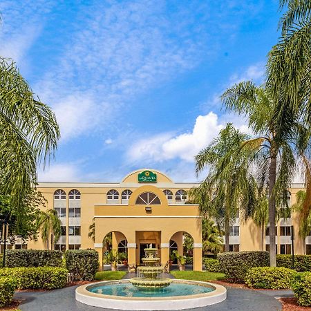 La Quinta By Wyndham Miami Lakes Exterior photo