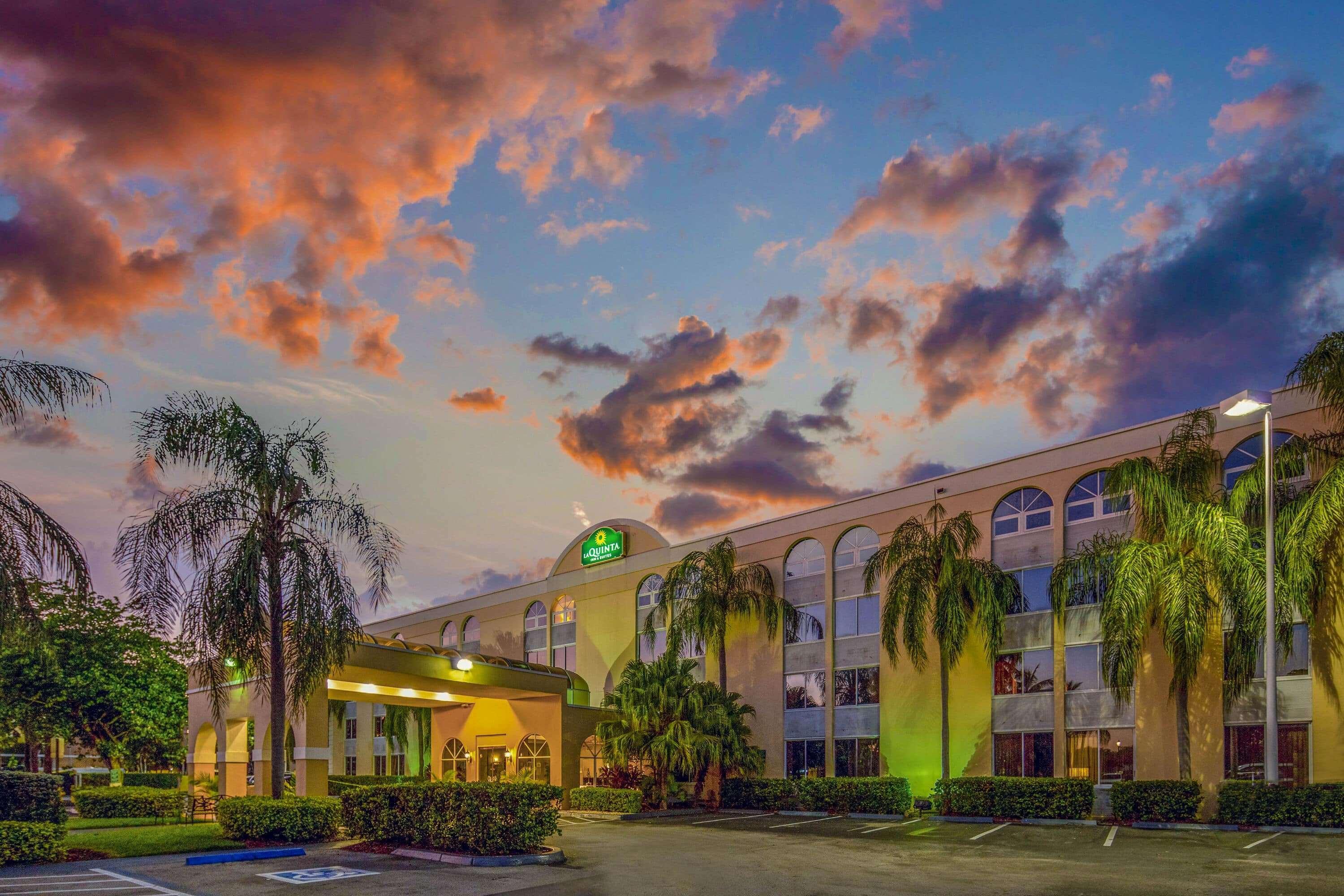 La Quinta By Wyndham Miami Lakes Exterior photo
