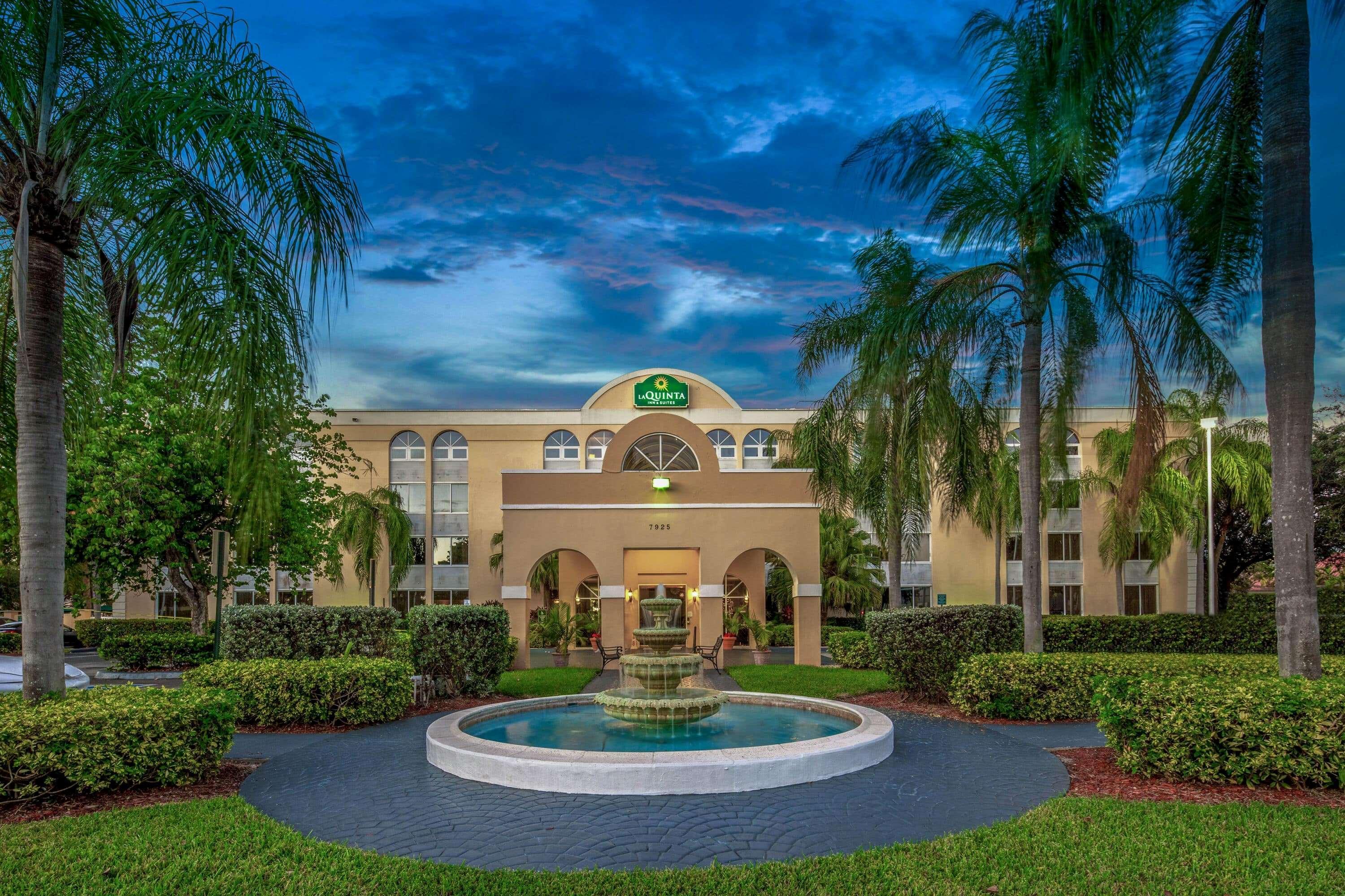 La Quinta By Wyndham Miami Lakes Exterior photo