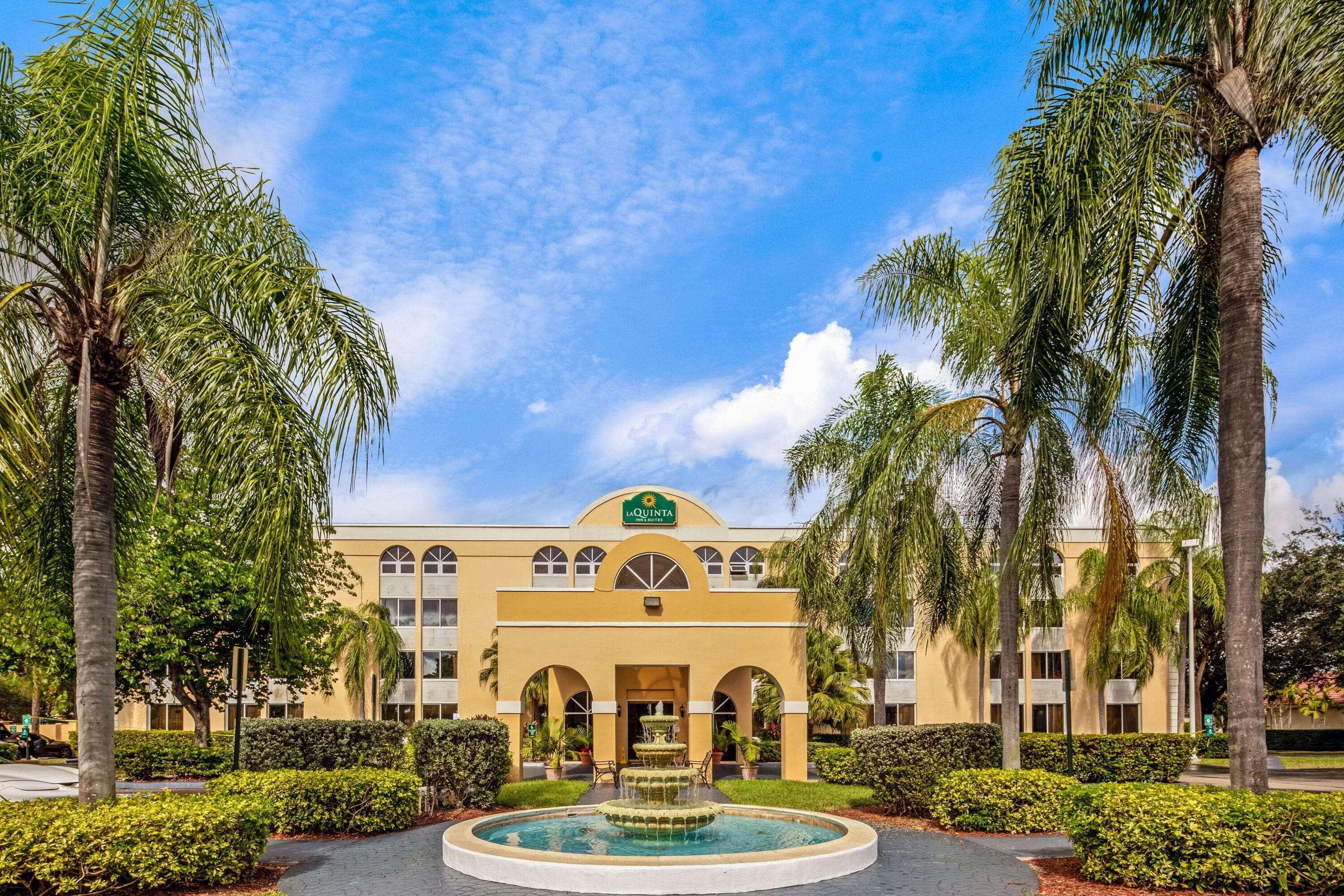 La Quinta By Wyndham Miami Lakes Exterior photo